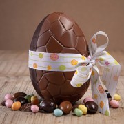 Oeuf de Pâques en chocolat noir et au lait