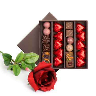 Chocolats et rose rouge